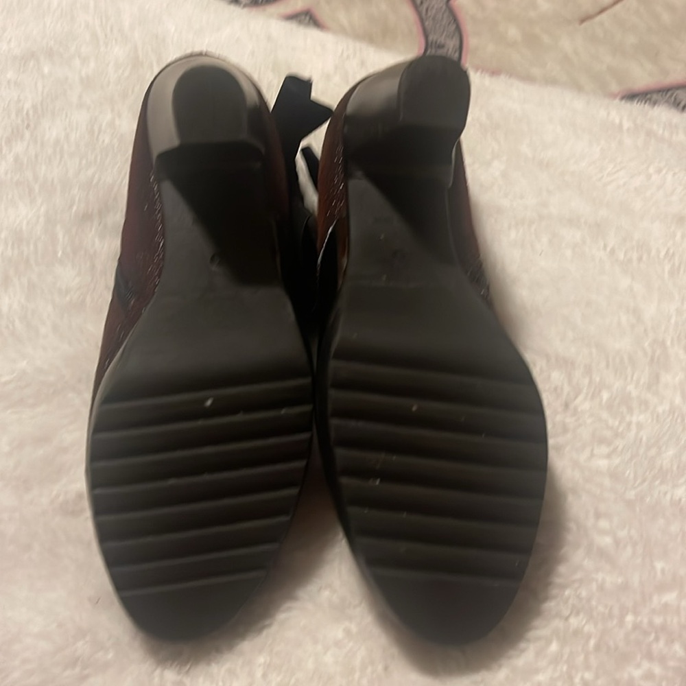 Gorgeous Burgundy booties with lots of detail. - Picture 5 of 5